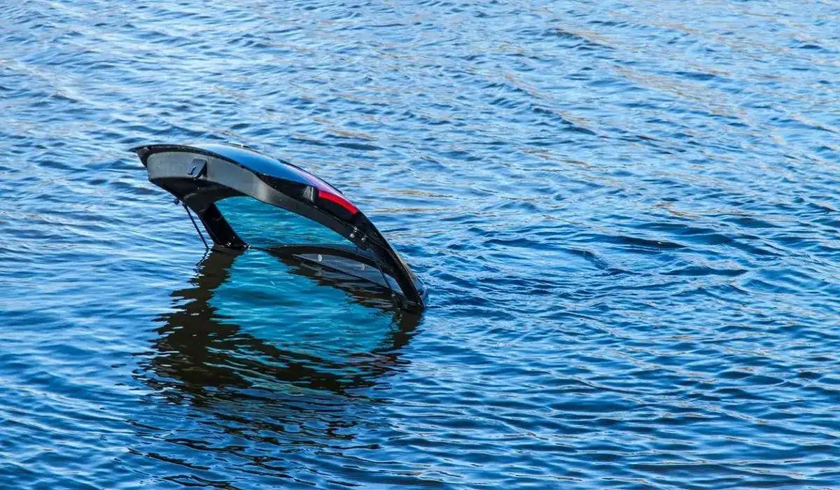 Ақтөбеде атасы мен немересі көлікпен бірге суға батып кетті