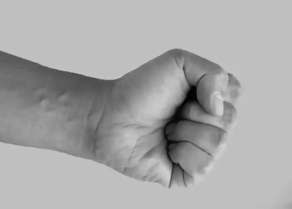 «30 мың теңге қарызын сұрағаны үшін ұрған»: Атырауда соққыға жығылған ер адам ауыр халде жатыр