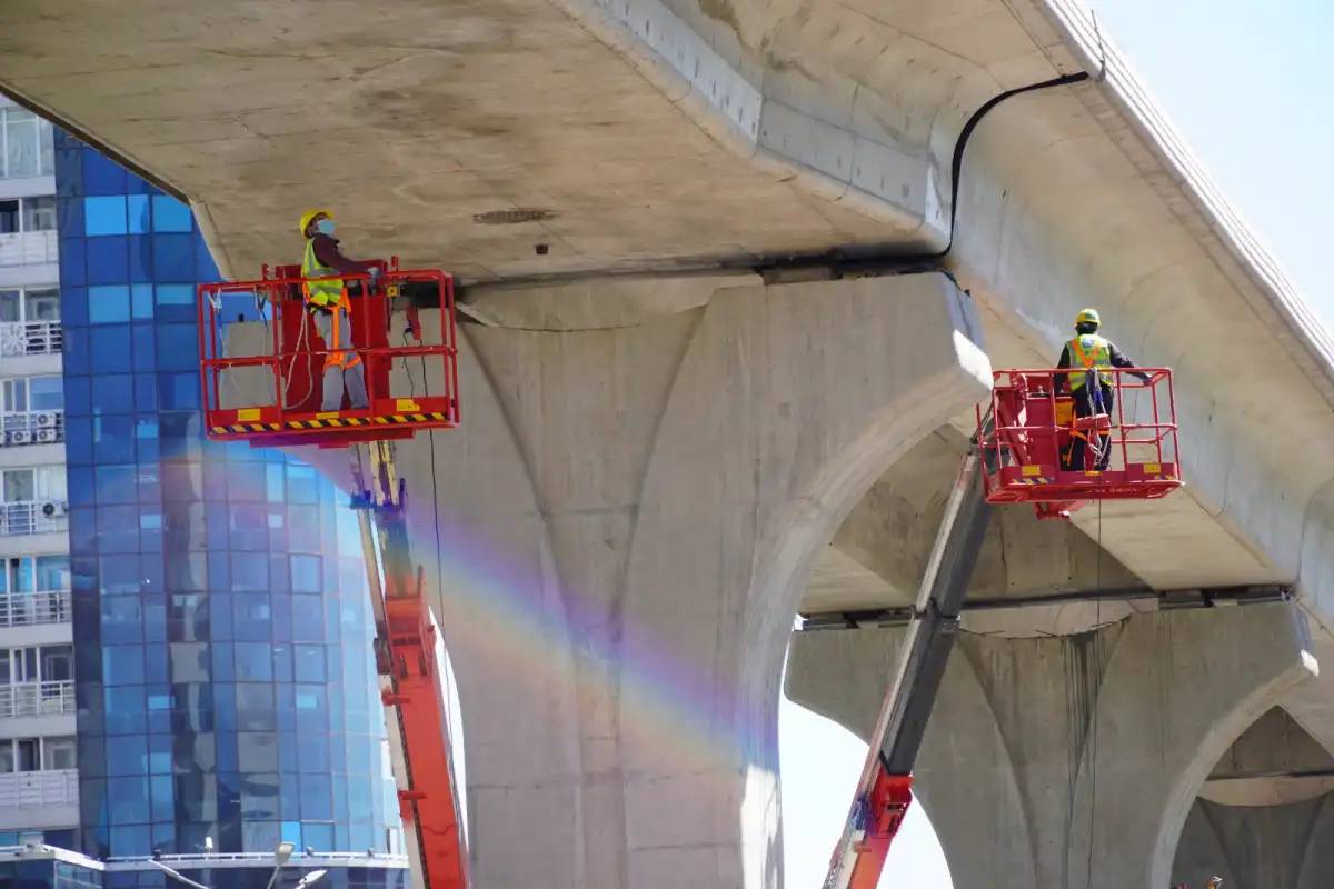 Елордада LRT эстакадасының тіректерін бояу жұмыстары жүріп жатыр