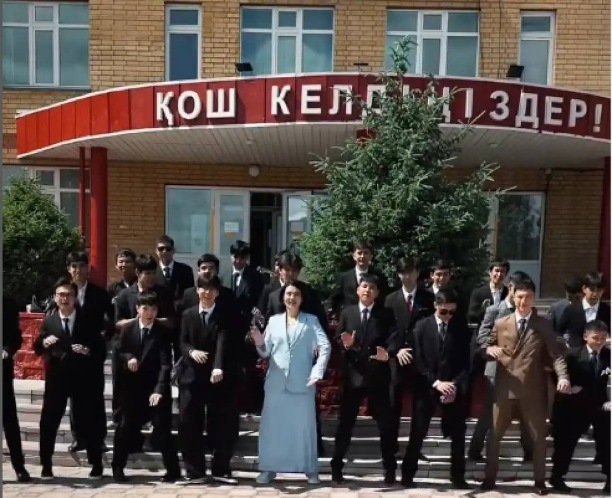 Астаналық мектеп директоры оқушылармен инстаграмда тренд түсіріп, желідегілерді сүйсінтті