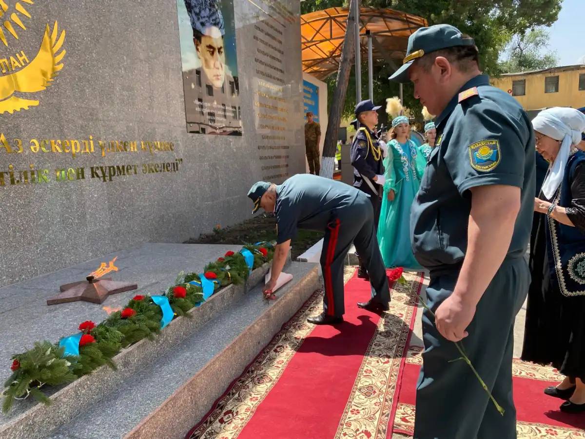 Бауыржан Момышұлының келіні әскери қызметшілермен кездесті