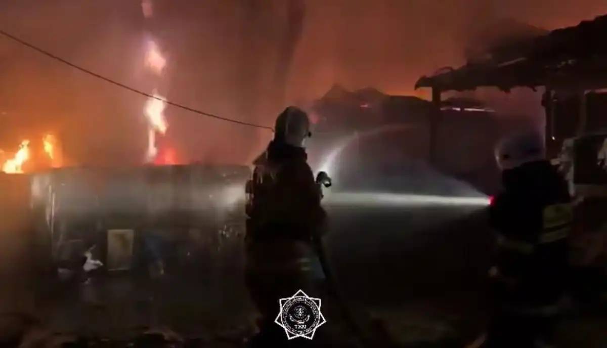 Алматыда түнде болған ірі өрт салдарынан бір адам қаза тапты