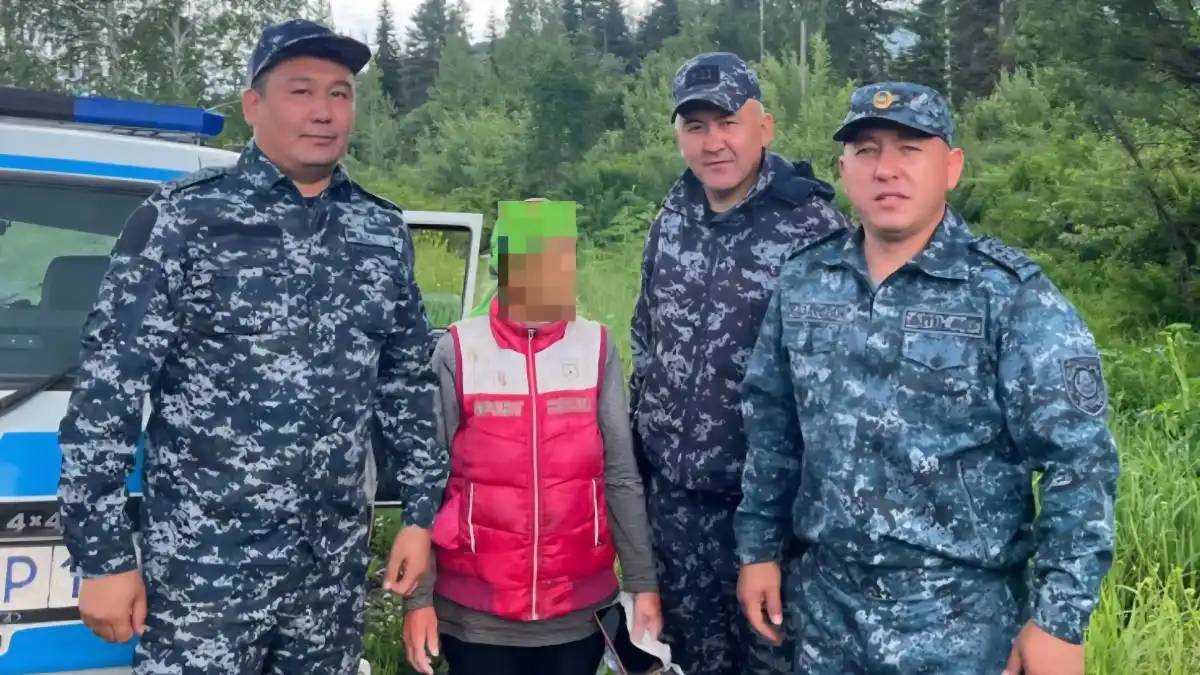 Полицейлер орманда адасқан зейнеткерді іздеп тапты