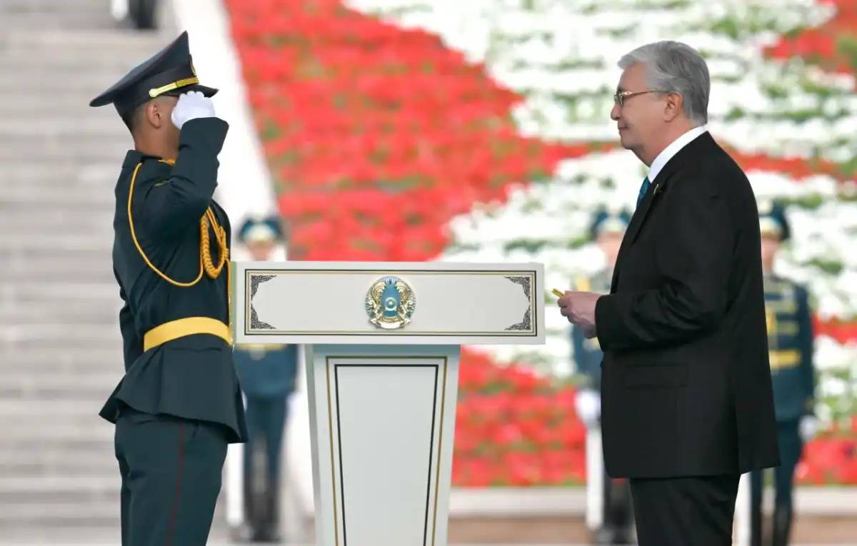 Президент үздік түлектерге офицерлік шен тапсырды