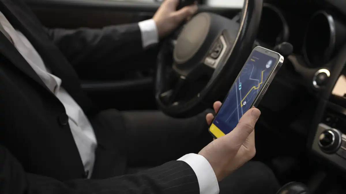 Астанада такси жүргізушісі жолаушы қызды көліктен шығармай қойған