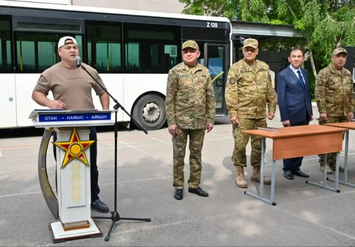 Әнші Ибрагим Ескендір мен алып күш иесі Тимур Спатаев әскери форма киді