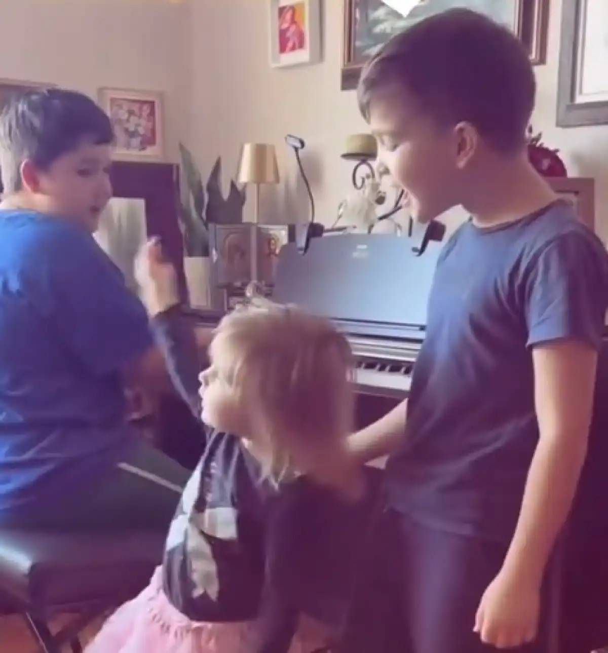 «Тау ішінде» әнін Сербиялық фанаттар орындап, желідегілерді тәнті етті