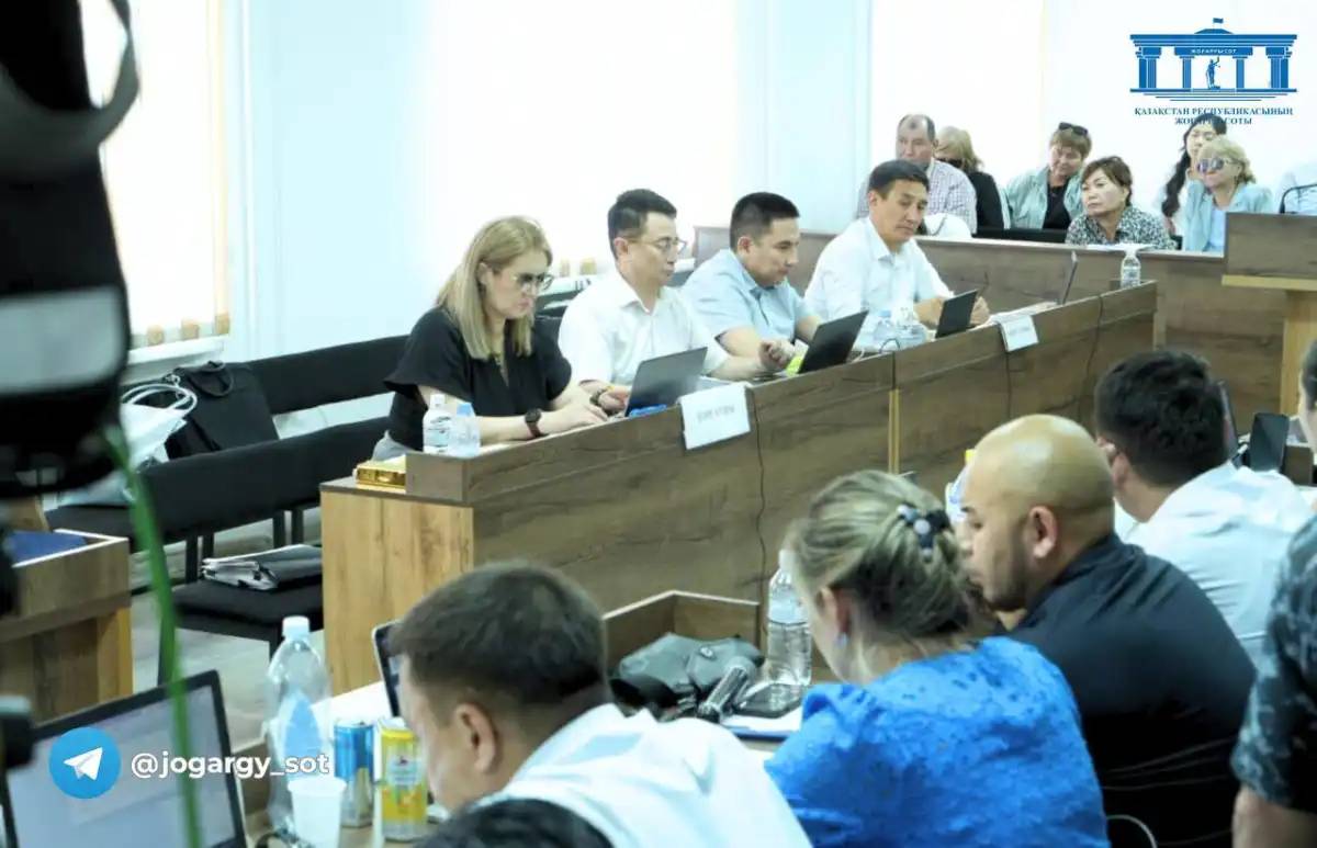 «Күліп отыр»: марқұм Нұрқанат беттестіру кезінде Қалиахметпен сөзге келіп қалған