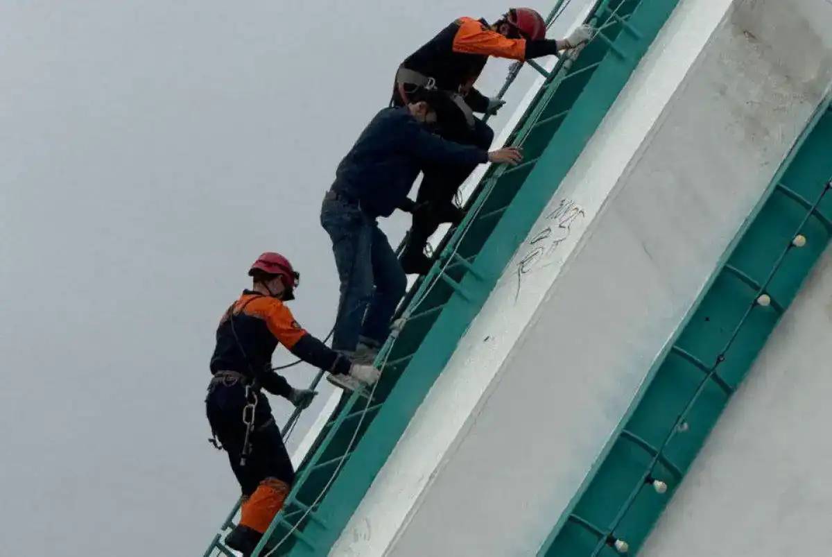 Астанада көпірдің аркасына шығып кеткен адам құтқарылды