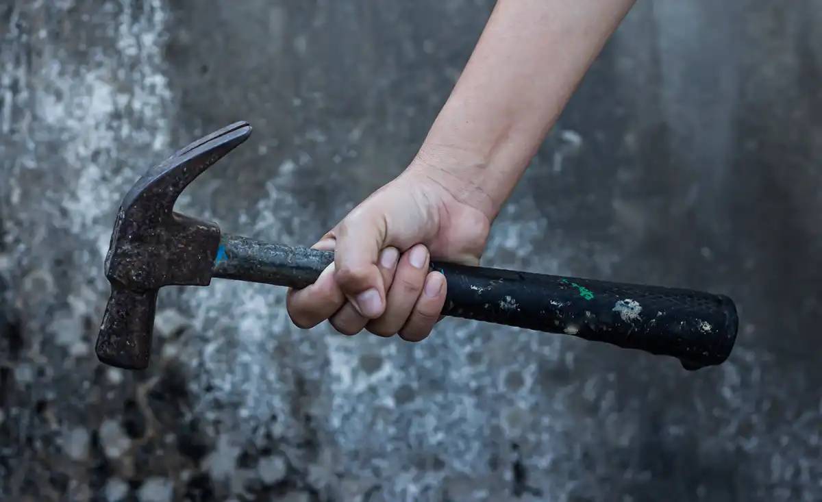 Шымкентте халық емшісі науқасты балғамен ұрып емдеген