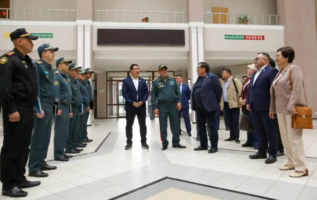 Мәжіліс депутаттары әскери колледжде көшпелі отырыс өткізді