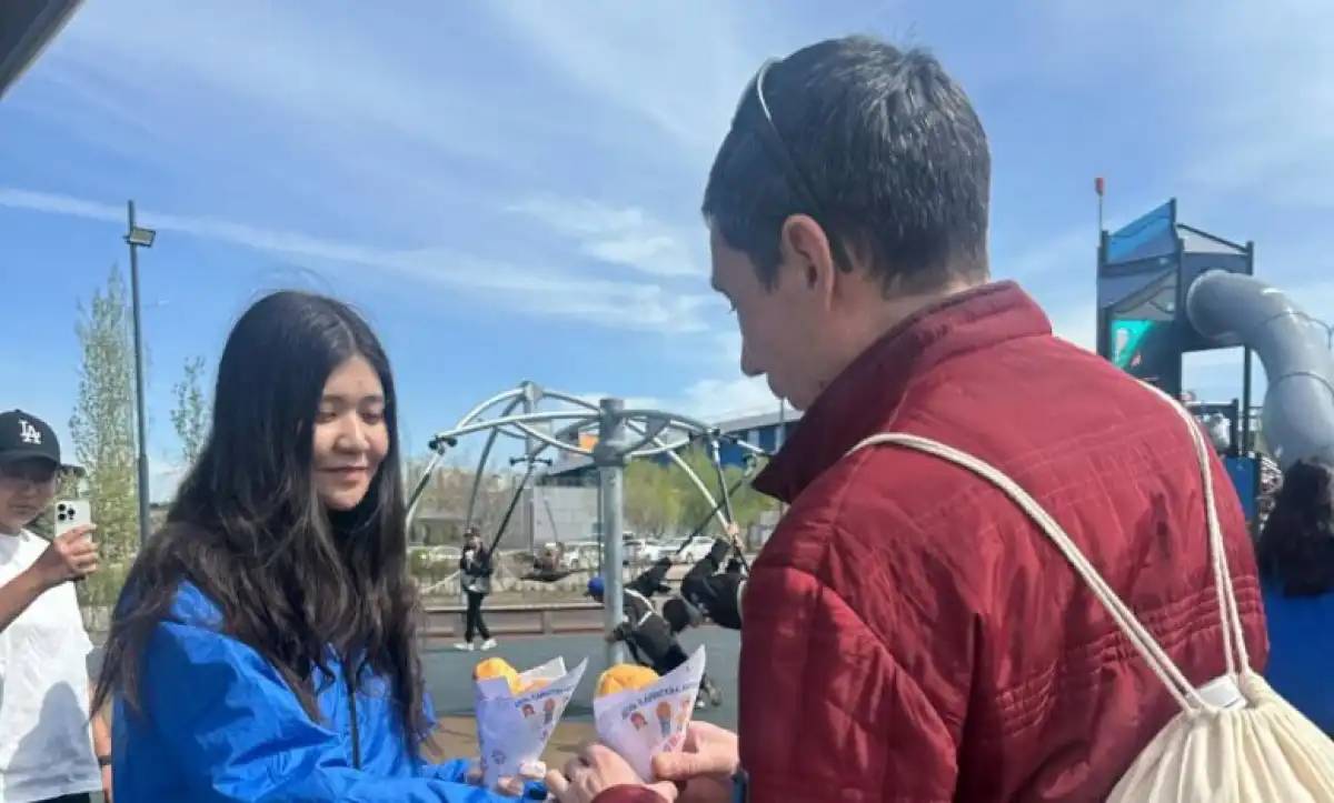 Елордалық  еріктілер қала тұрғындары мен қонақтарына  бауырсақ таратты