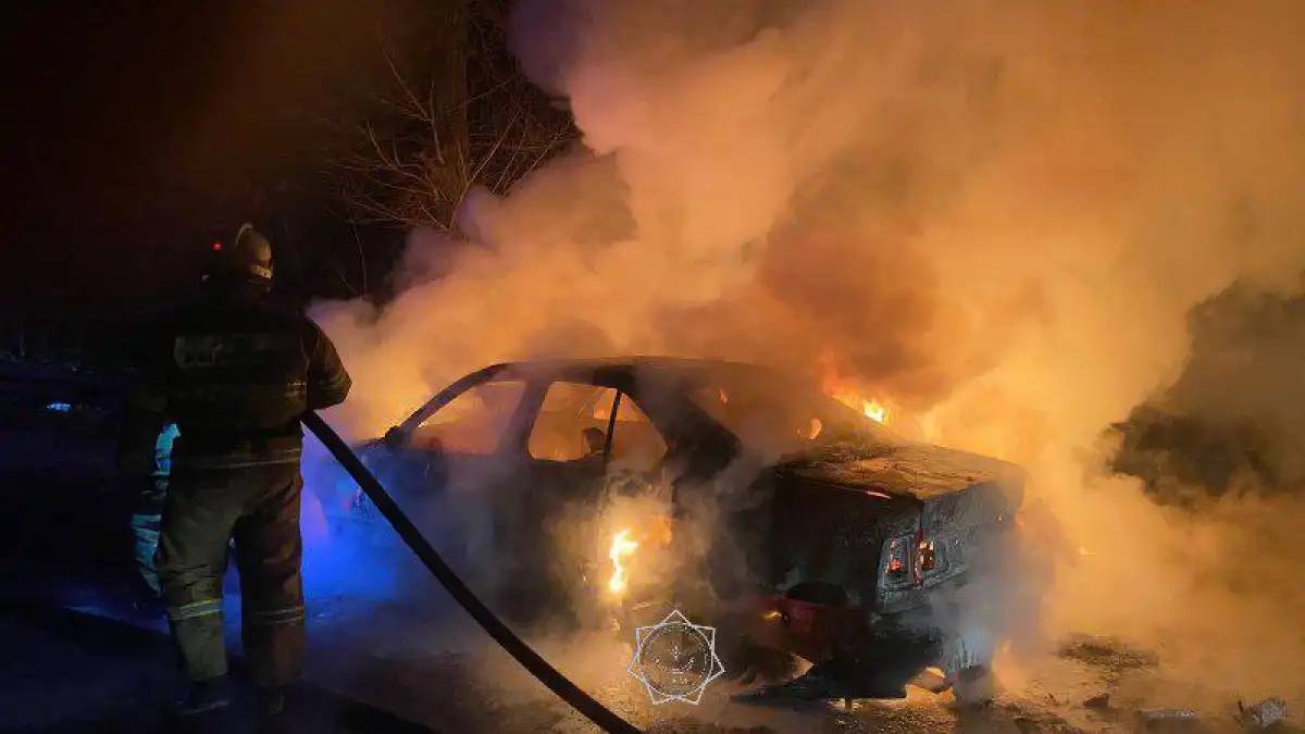 Елордалық өрт сөндірушілер жанып жатқан көлікті сөндірді