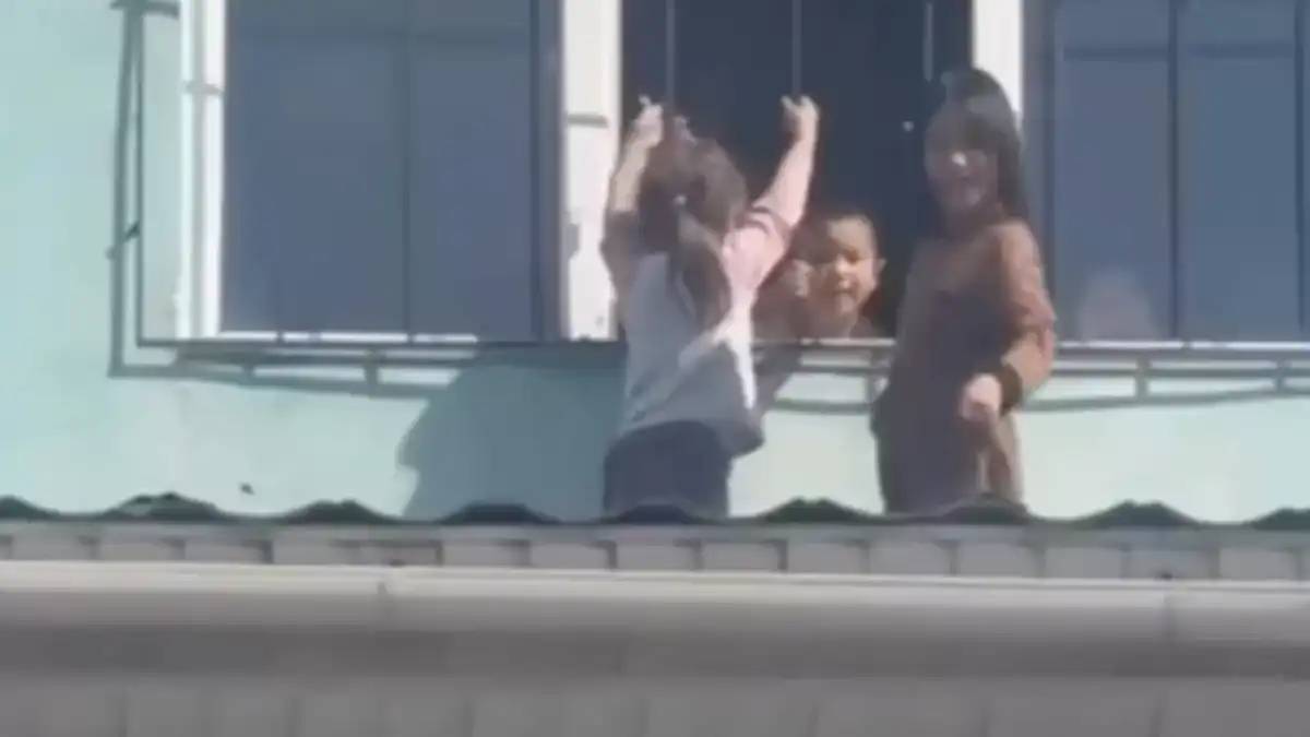 Алматы облысында қараусыз қалған балалар балабақшаның шатырына шыққан