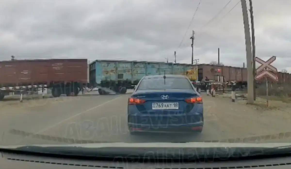 Семейде вагон арасымен өтпек болған әйелді пойыз басып кетті (видео)