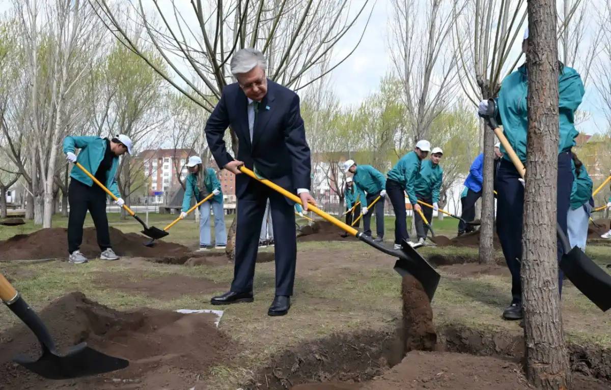 Президент Астанадағы «Жастар» саябағында ағаш екті