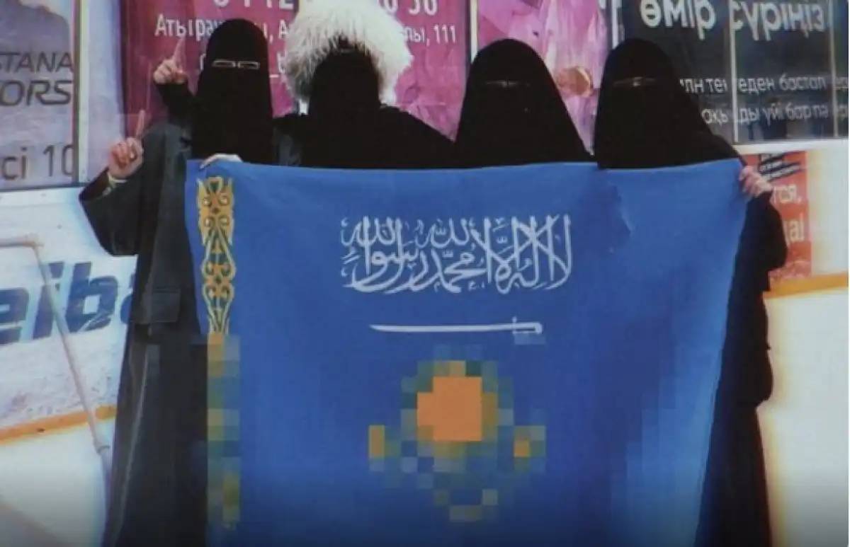 Атырауда мемлекеттік туды қорлаған қыздарға қатысты сот үкімі шықты