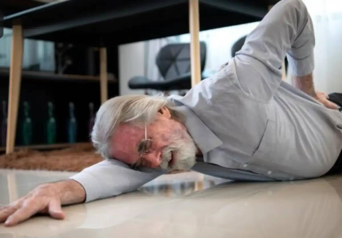 Теміртауда жасөспірімдер жалғызбасты қартты ұрып-соққан