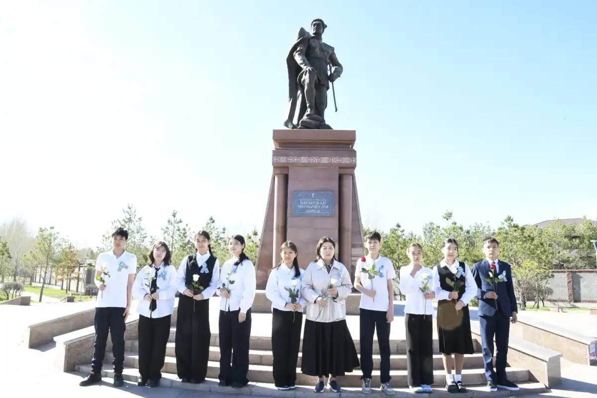 Астаналық оқушылар Бауыржан Момышұлының ескерткішіне гүл шоқтарын қойды