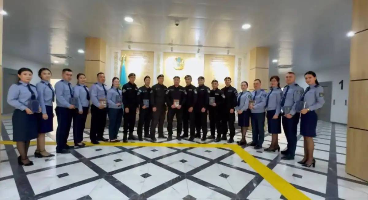 Тәлімгер полицейлер жас әріптестеріне кітап тарту етті