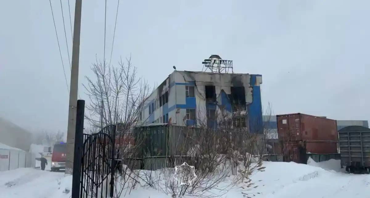 Елордада үш қабатты ғимаратты шарпыған өрт сөндірілді