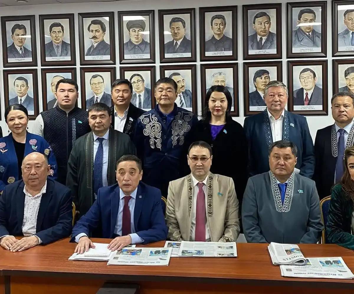 Мәслихат депутаттары «Егемен Қазақстан» және «Казахстанская правда» газеттерінің ұжымымен кездесті