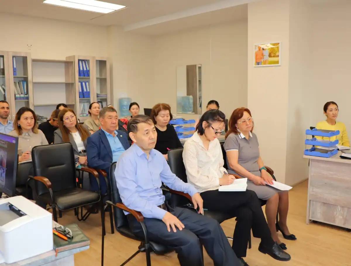 Белсенді ұзақ өмір сүру орталығының қызметкерлері заңгерлермен кездесті