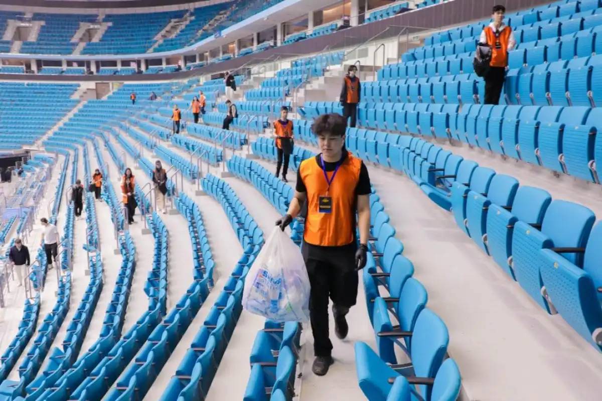 Астанада титулдық жекпе-жектен кейін жанкүйерлер трибунаны тазартты