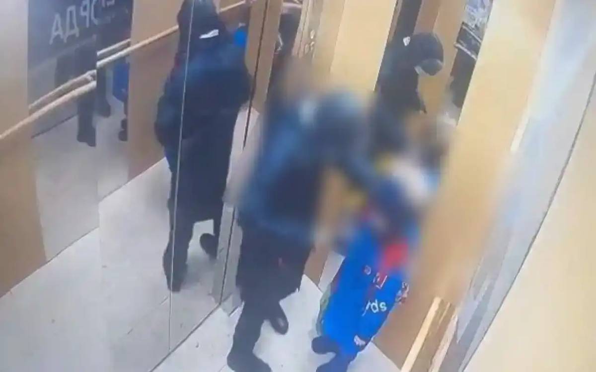 Астанада лифтте пышақ жарақатын алған бала ауруханадан шығарылады