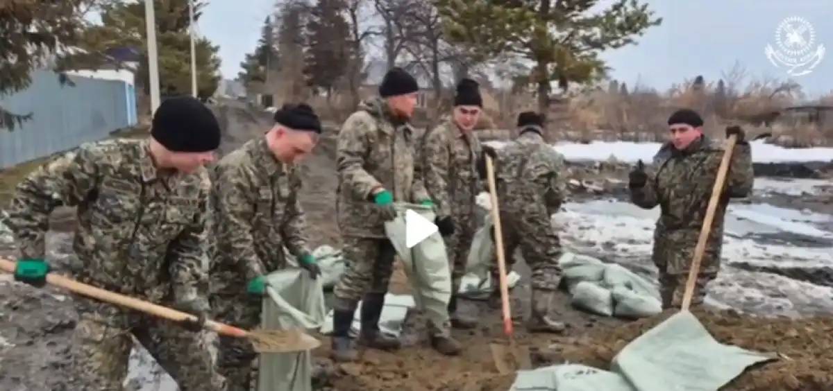 Ұландықтар су тасқынына қарсы іс-шараларға белсенді қатысып жатыр