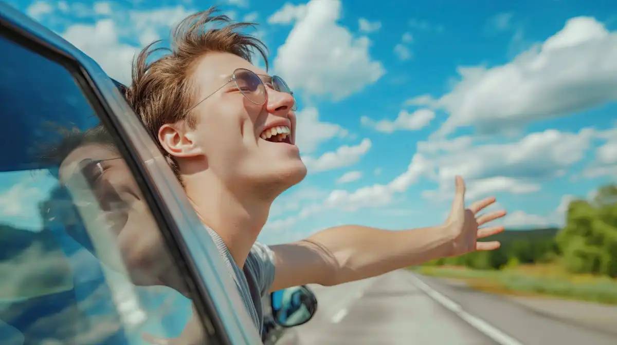 Енді көліктің терезесінен басын шығарғаны үшін айыппұл салынады