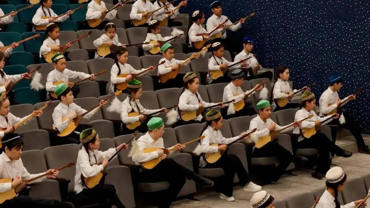 «Күй күмбірі» челленджі: Астанада 300 жас музыкант әйгілі күйлерді орындады