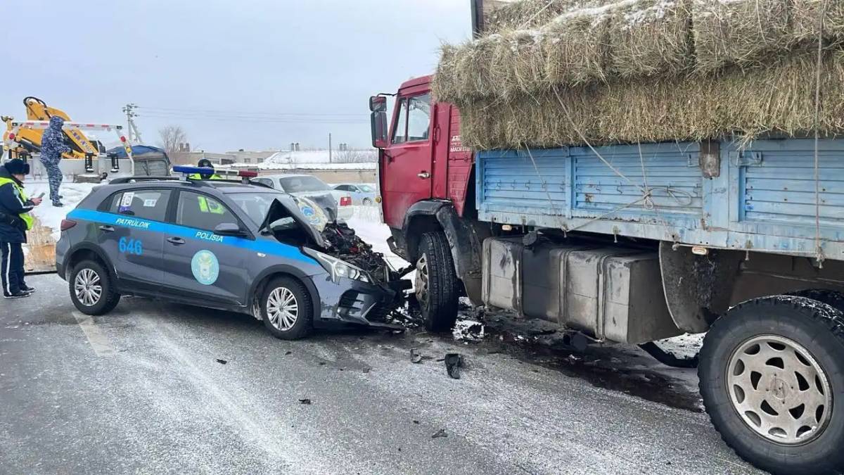 Семейде полицей автокөлігі КамАз-бен соқтығысты