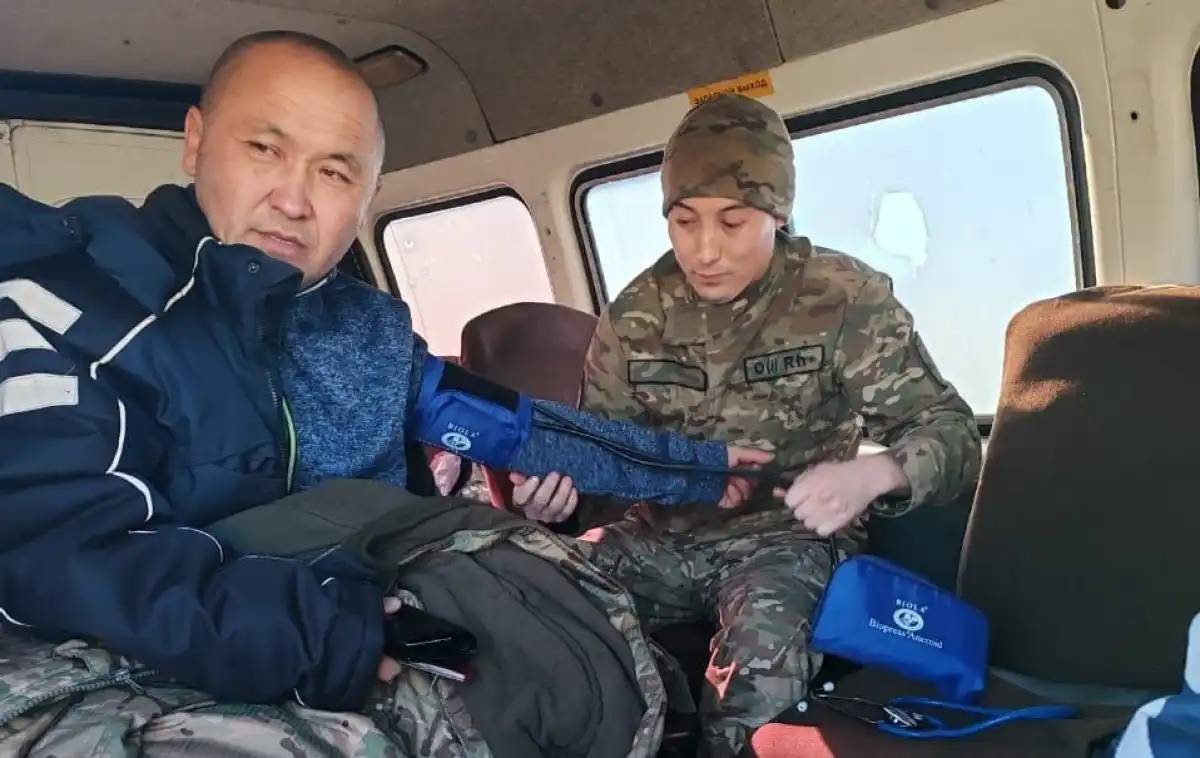 Әскери қызметші жол апатынан зардап шеккендерге көмек көрсетті