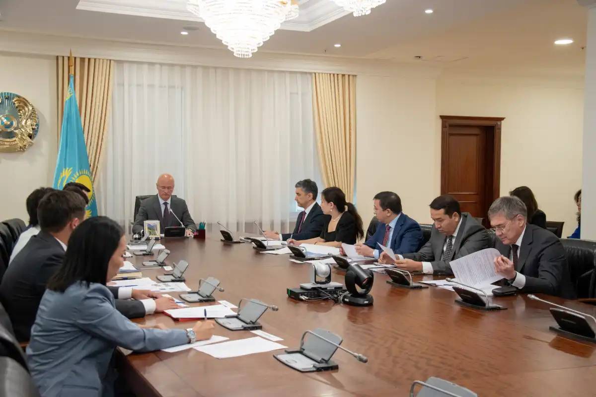 Үкіметте ірі өнеркәсіптік кәсіпорындарда жасанды интеллектіні енгізу мәселесі талқыланды