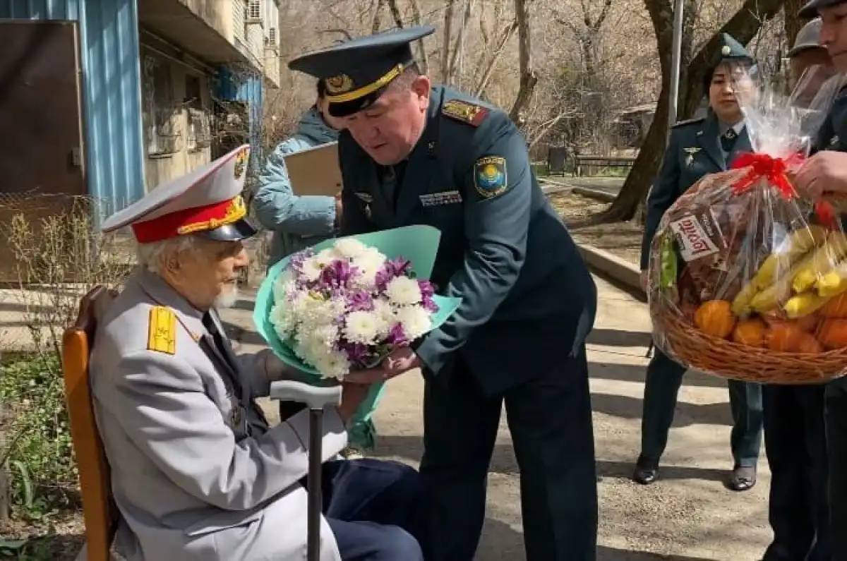 Ұландықтар 101 жастағы соғыс ардагеріне құрмет көрсетті