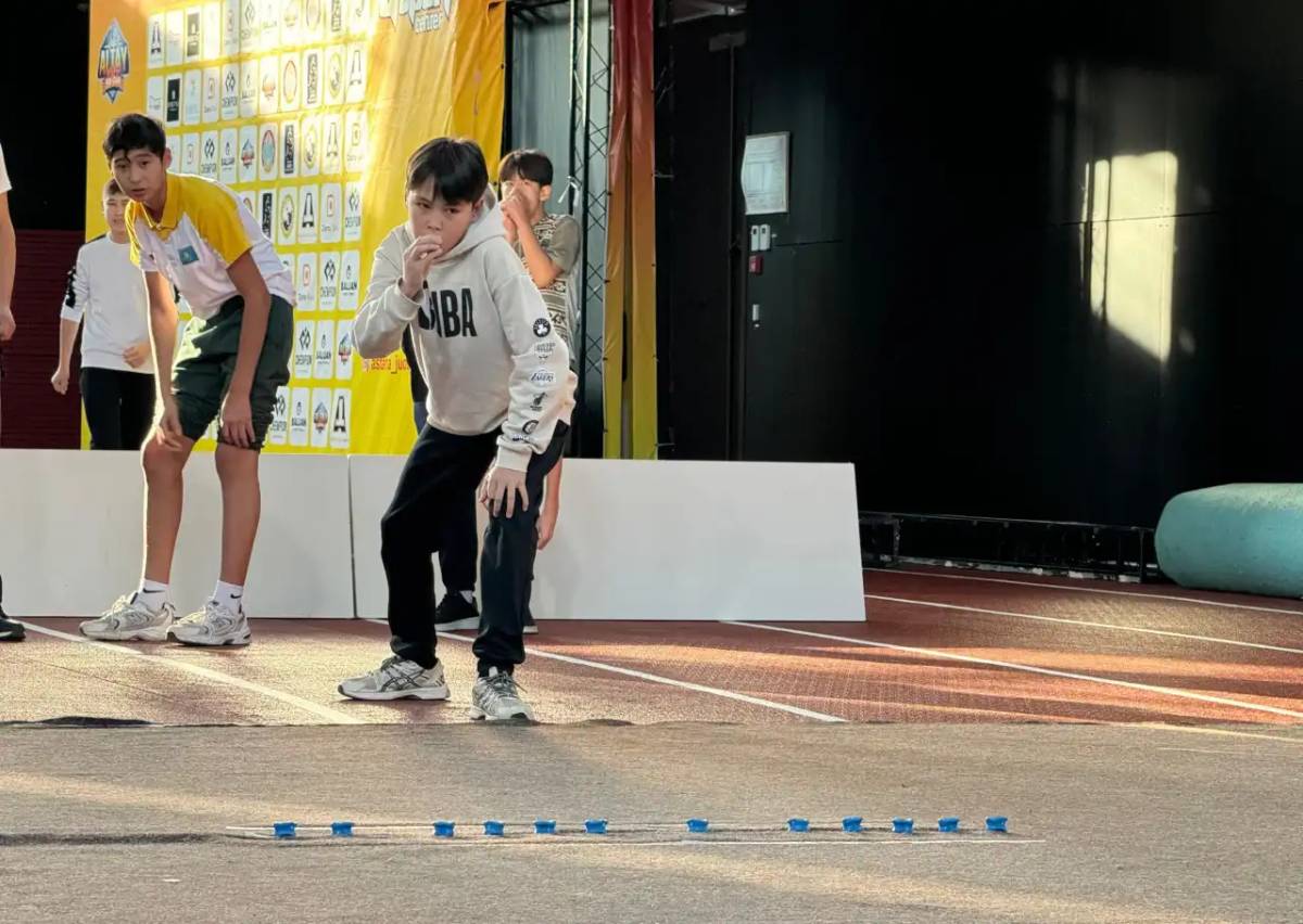 «Біз АИТВ-тің таралуына қарсымыз»: Астанада оқушылар мен студенттер спорт түрлерінен жарысты