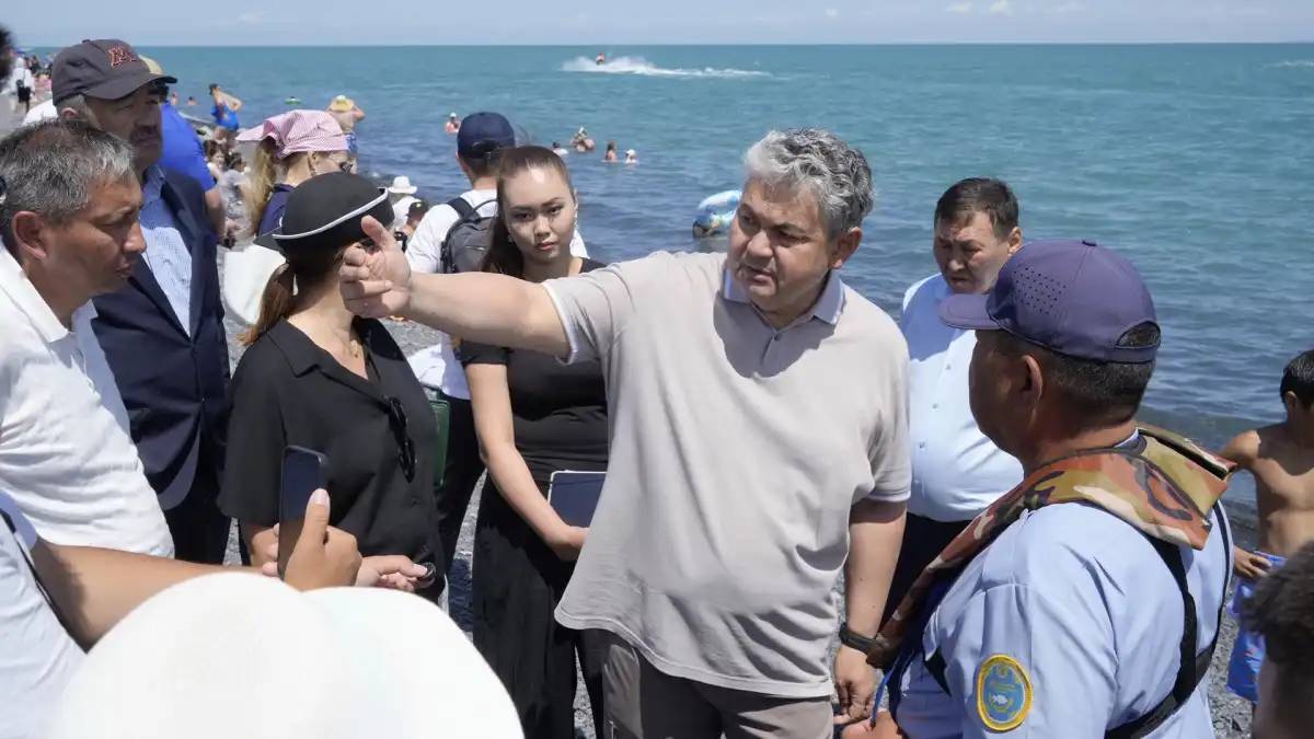 Президент тапсырмасы: Ермек Көшербаев Алакөл көлінің жағалауындағы демалыс аймақтарын тексерді