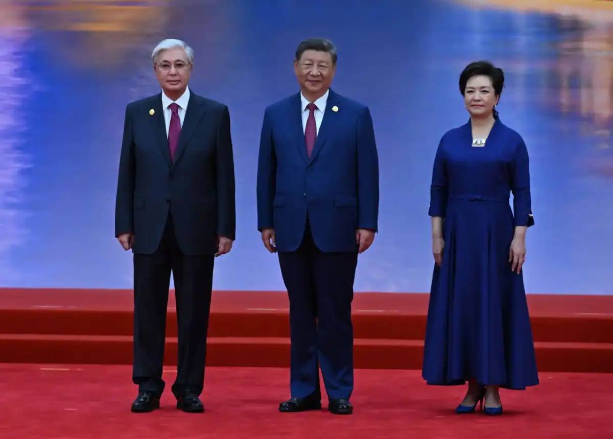 Мемлекет басшысын ҚХР Төрағасы Си Цзиньпин күтіп алды