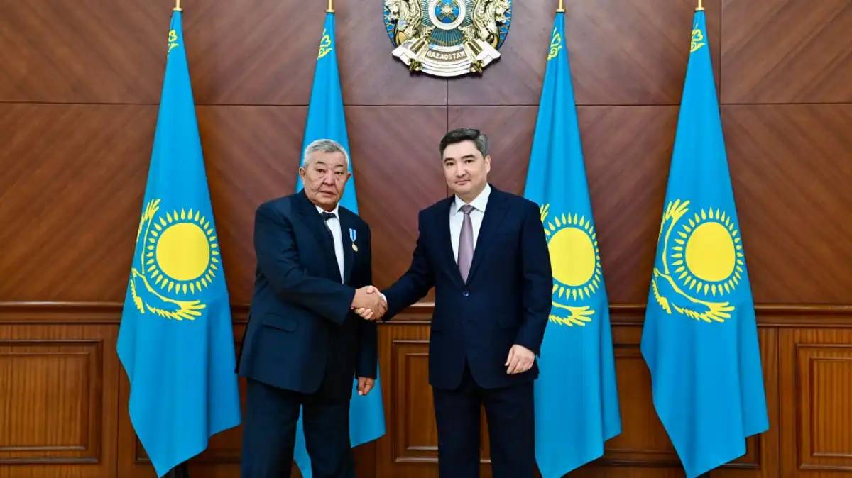 Олжас Бектенов құрылыс саласының қызметкерлерін марапаттады