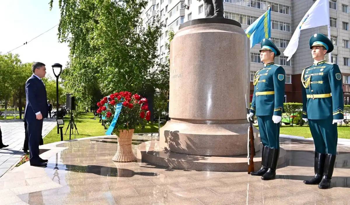 Олжас Бектенов Талғат Бигелдиновтің ескерткішіне гүл шоқтарын қойды