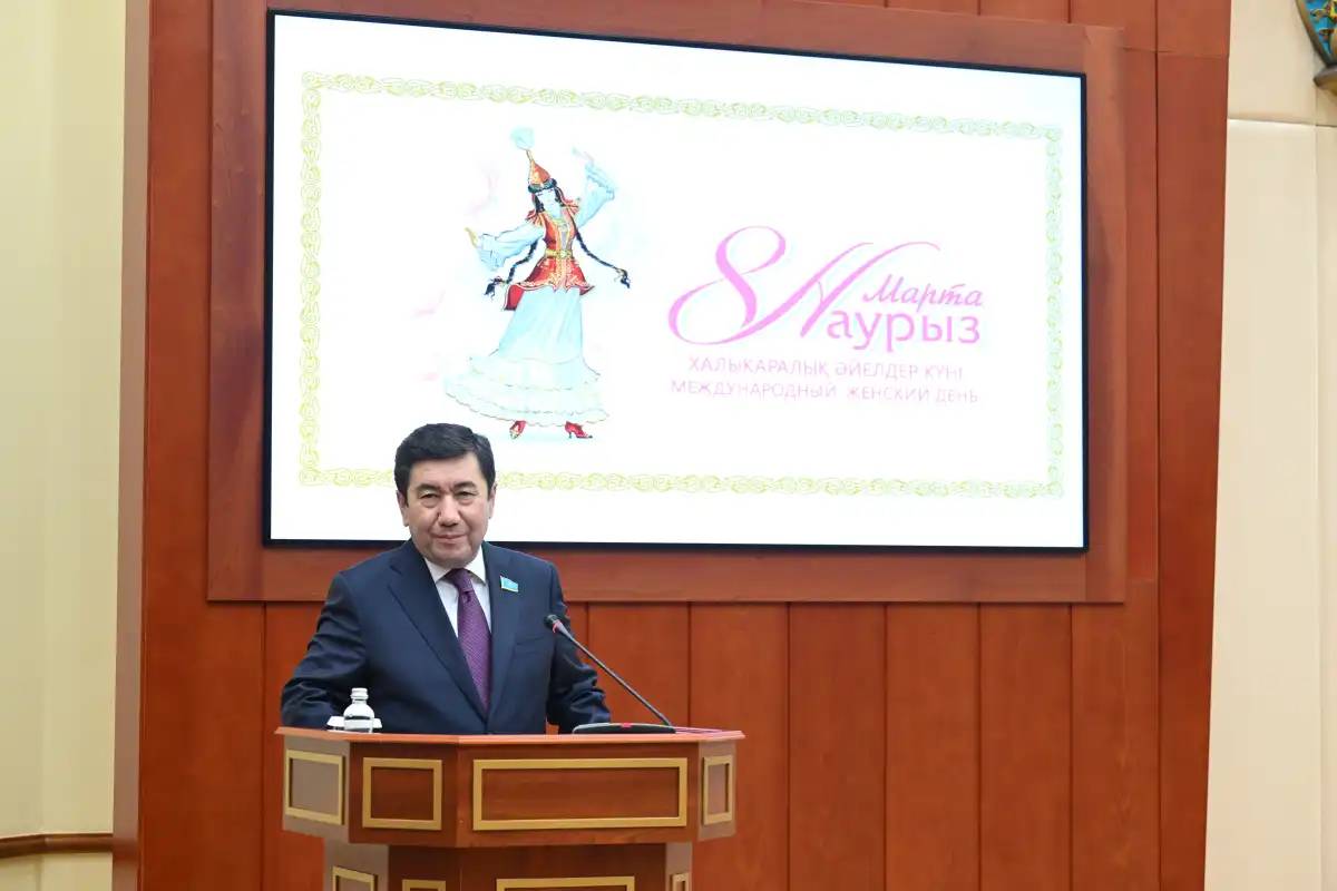 Ерлан Қошанов әйел депутаттарды 8 наурыз мерекесімен құттықтады