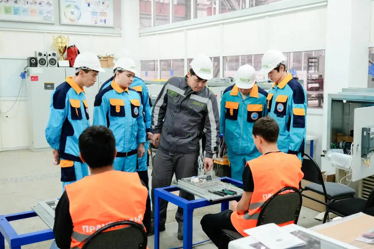 Кәсіпке алғашқы қадам: Астанада колледж студенттері зауыт жұмысымен танысты