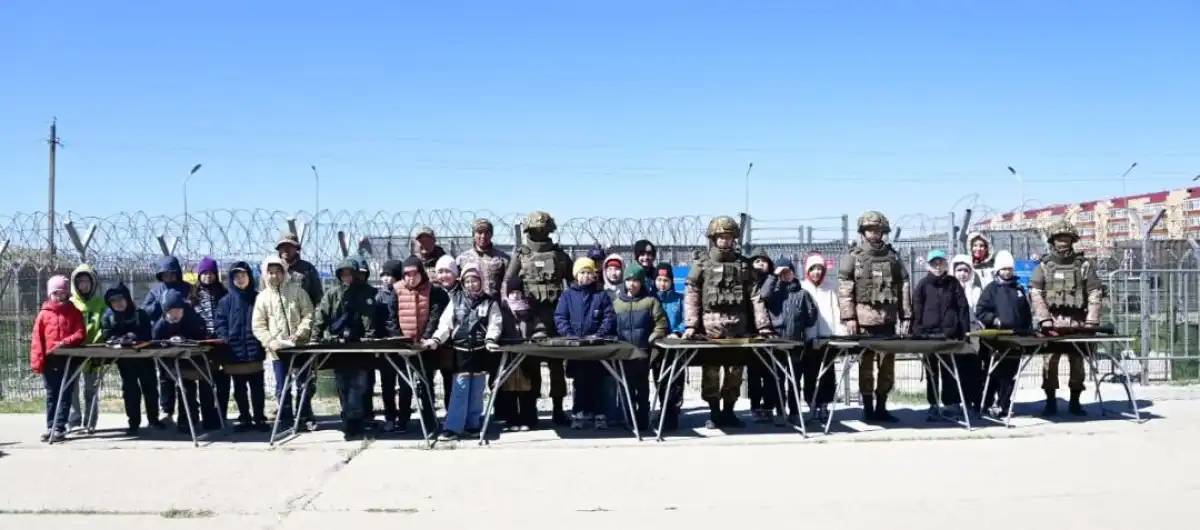 Елордалық оқушылар Жеңіс парадына қатысушылармен кездесті