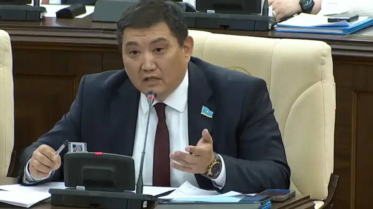 Алаяқтық жасаған жеке сот орындаушылары әлі жұмыс істеп жатыр: Бақытжан Базарбек министрді сынға алды