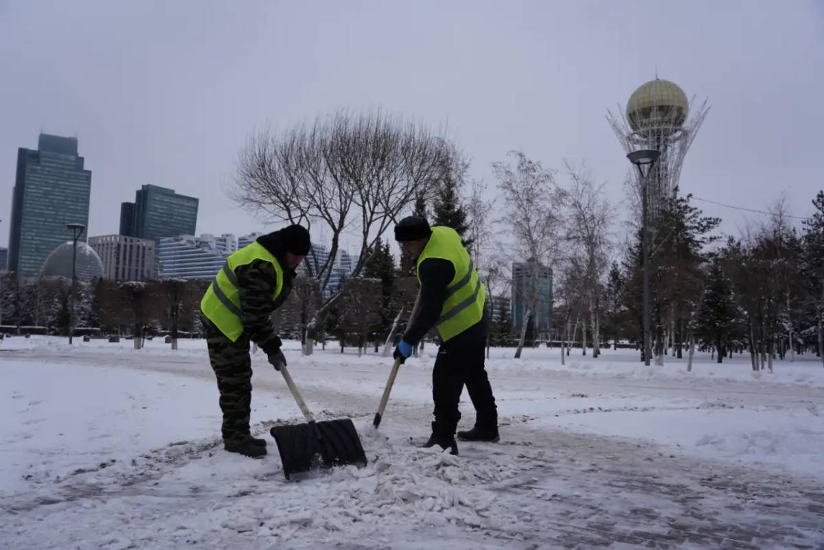 Астанада 2500-ден астам жол жұмысшы қар күреуге жұмылдырылды