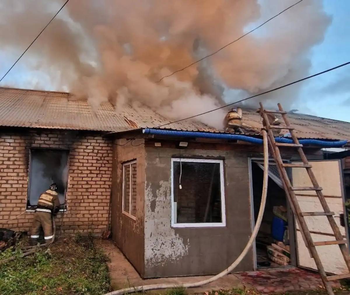 Ақмола облысында жанып жатқан үйге қайта кірген қария көз жұмды