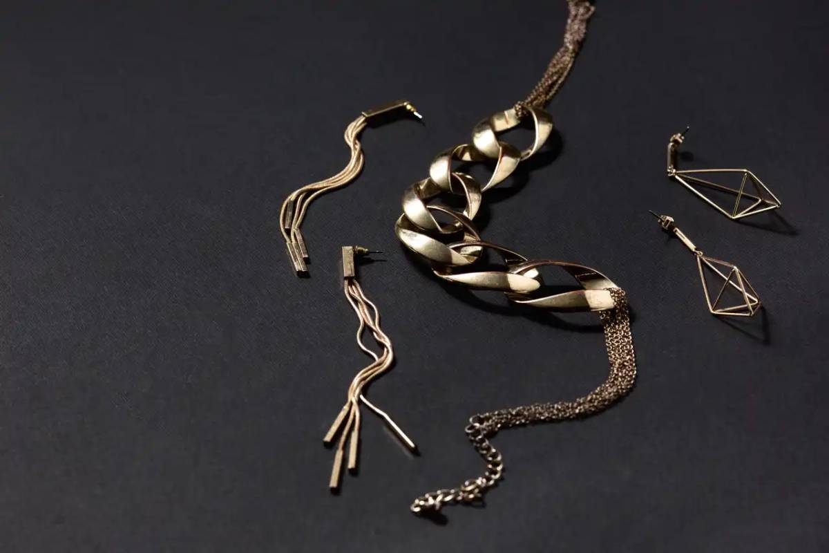 Қайтарылған активтер: 63 зергерлік бұйым аукционға шығарылды