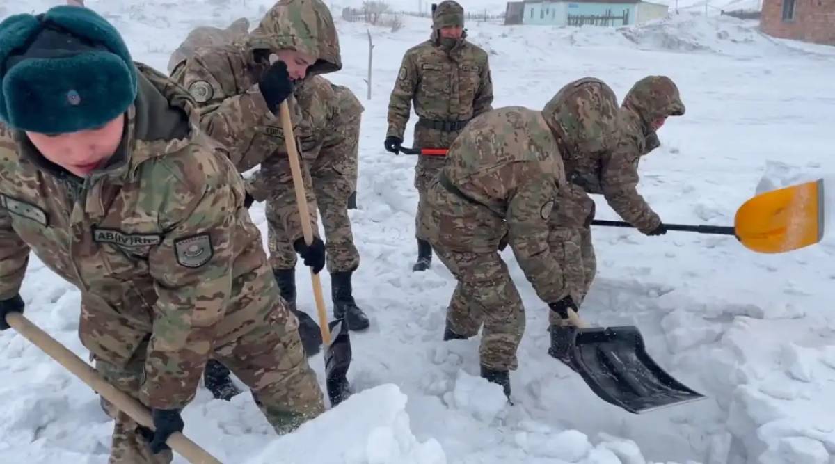 «Ұлы Жеңіске – 80 жыл»: Әскери қызметшілер ардагерлерге көмек көрсетті