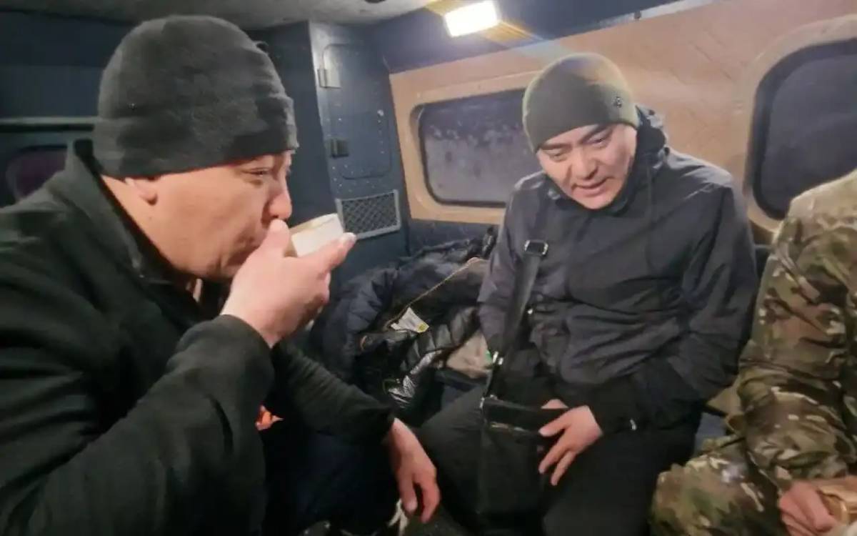 Абай облысында қар құрсауында қалған екі көлік құтқарылды